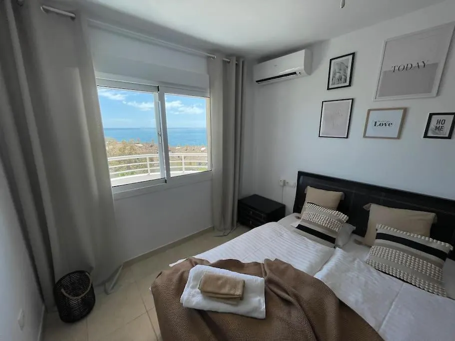 Apartment With Beautiful Sea View בנאלמדנה